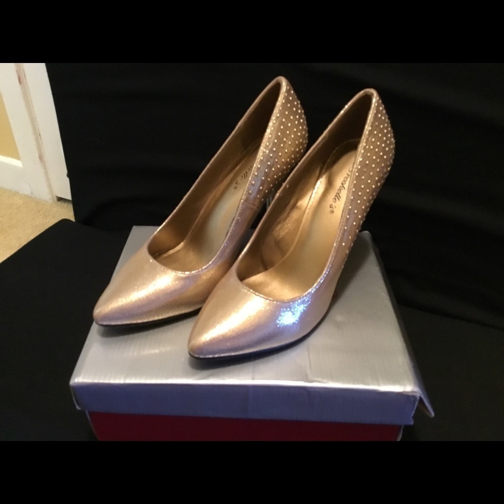 Breckelle’s Holly gold metallic pumps 🔴